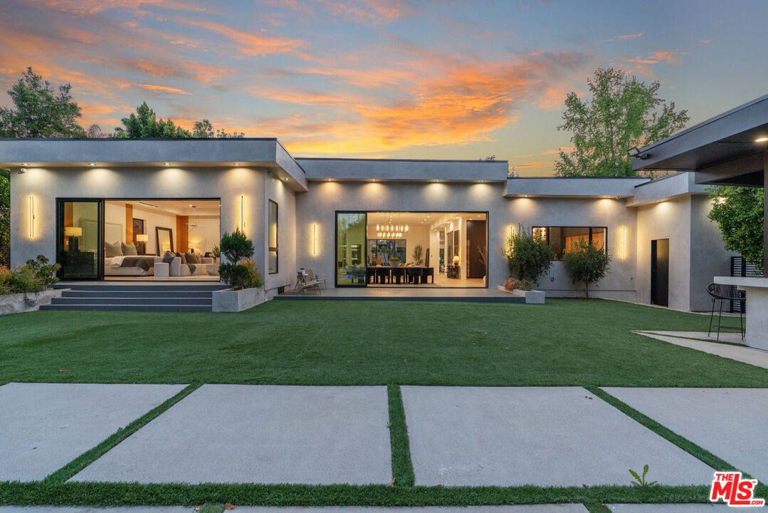 Backyard, Exterior, Facade, Modern