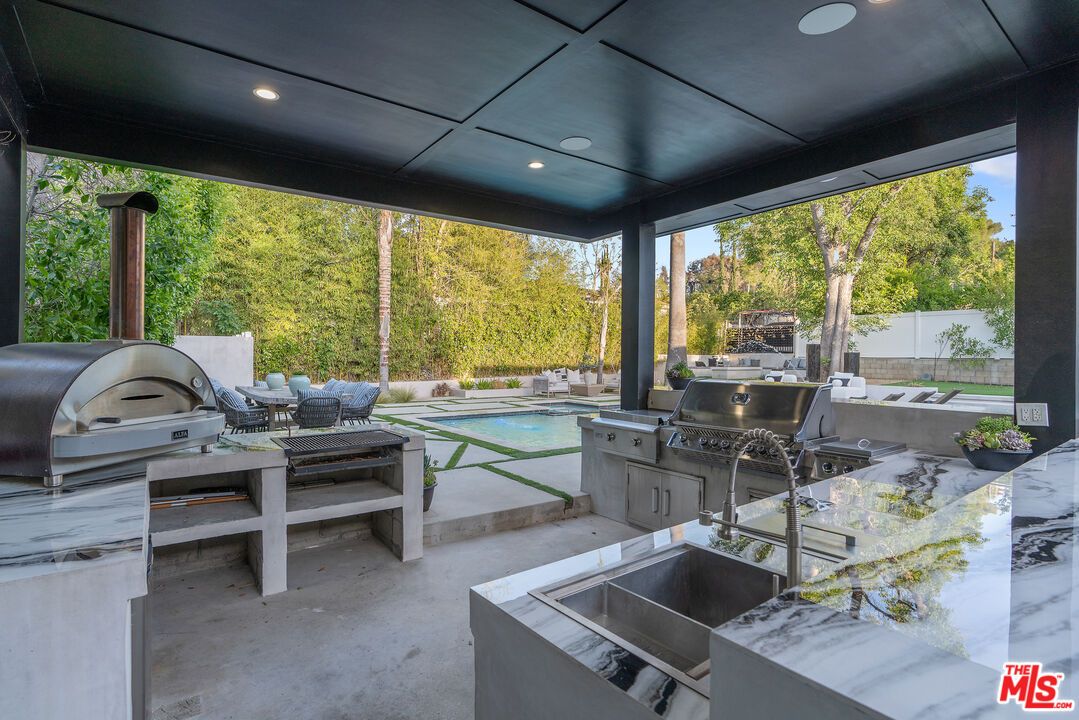 Exterior, Outdoor Kitchen, Pool