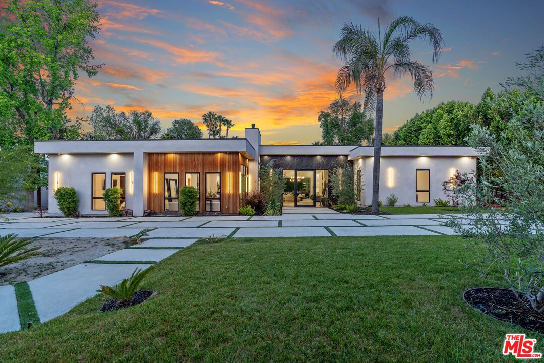 Backyard, Exterior, Facade, Modern