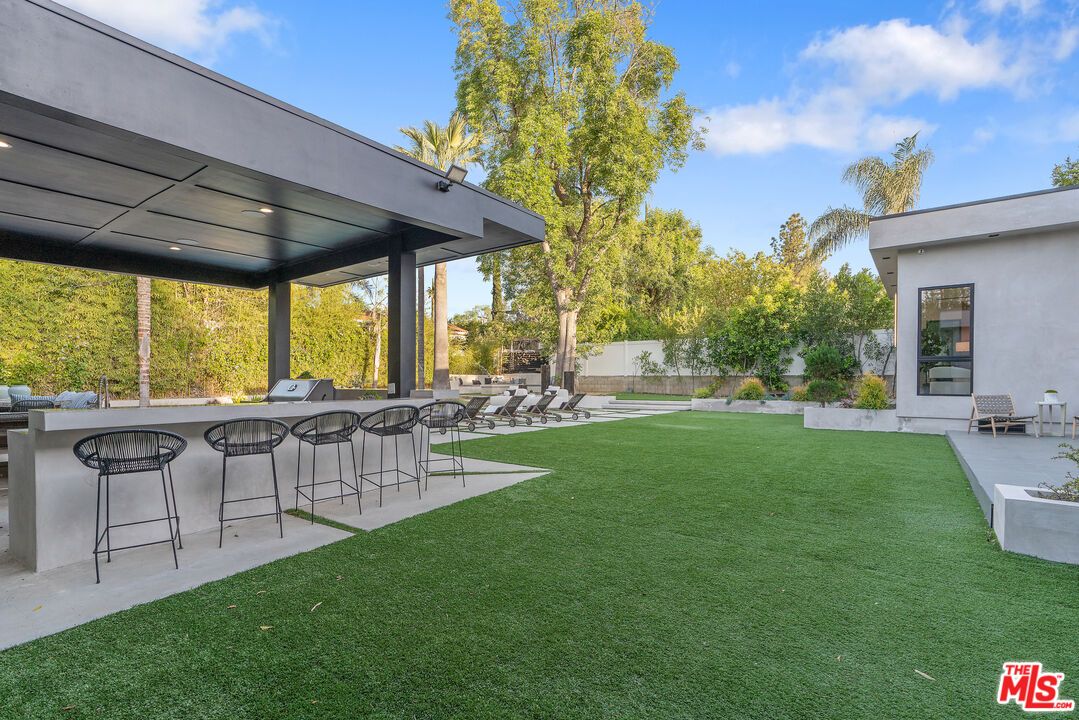 Backyard, Exterior, Outdoor Kitchen