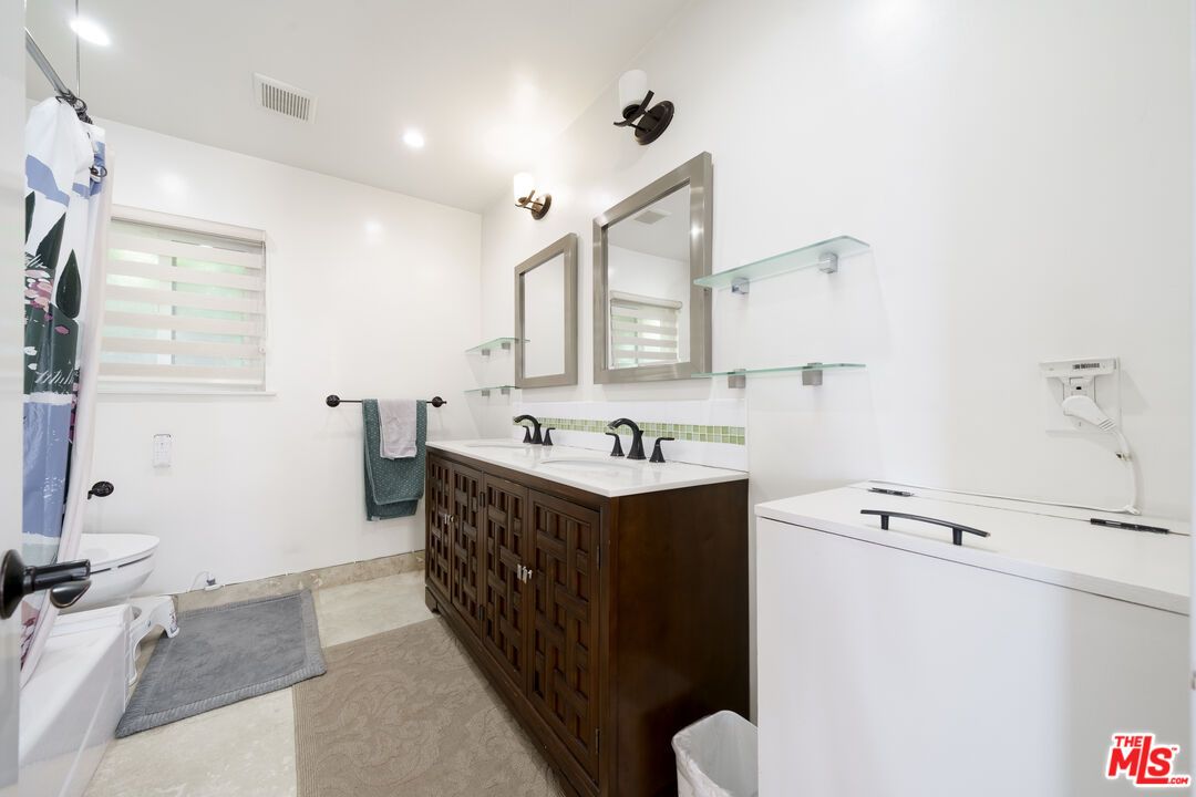 Bathroom, Dual Sink Vanities, Interior, Recessed Lighting