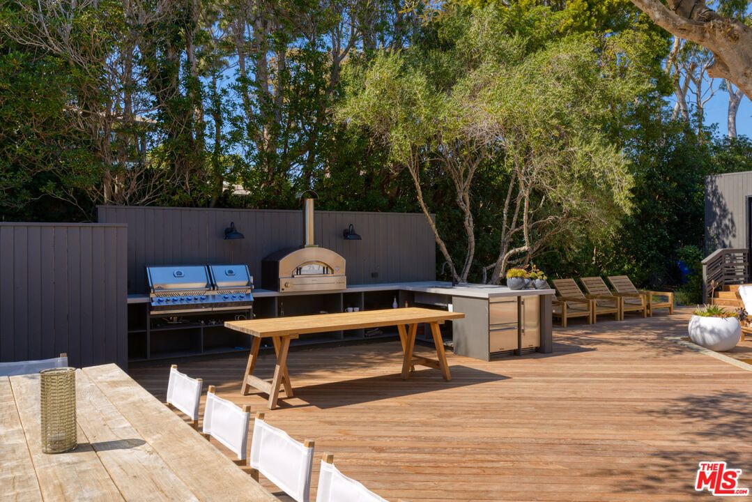 Exterior, Outdoor Kitchen