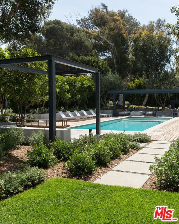 Exterior, Pool
