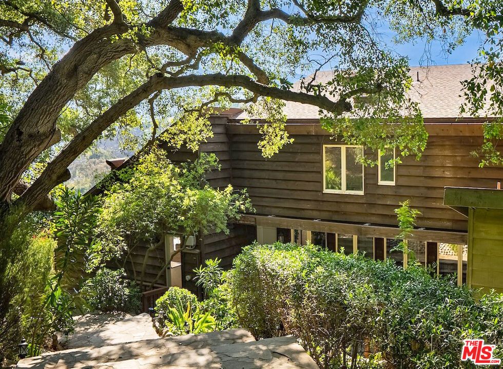Exterior, Facade, Log Home