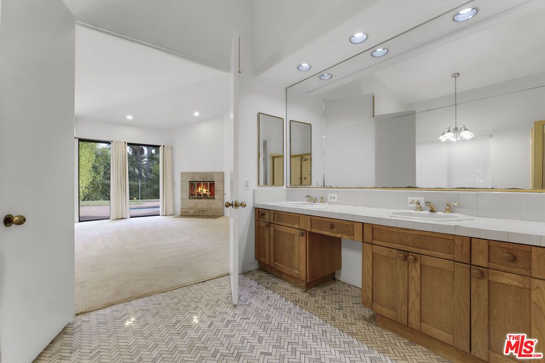 Bathroom, Dual Sink Vanities, Fireplace, Interior, Pendant Lights, Recessed Lighting