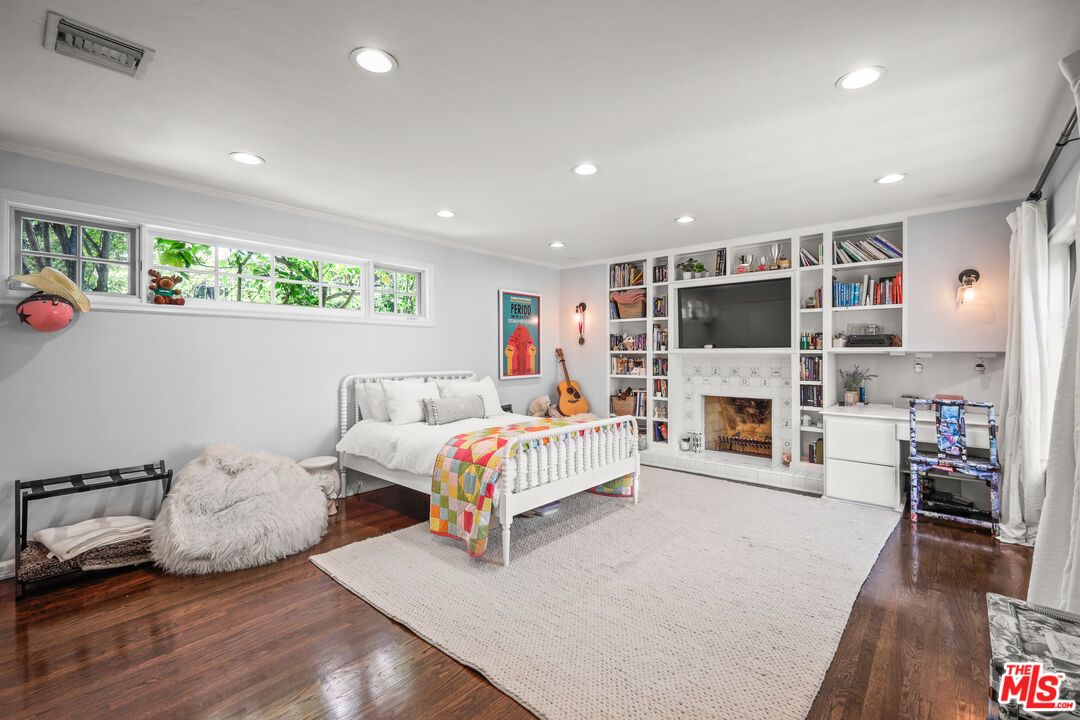 Bedroom, Fireplace, Interior, Recessed Lighting, Wood Texture Flooring