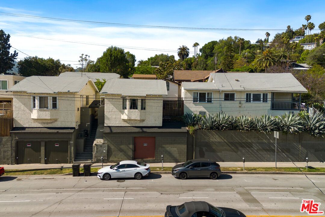 Exterior, Facade, Modern