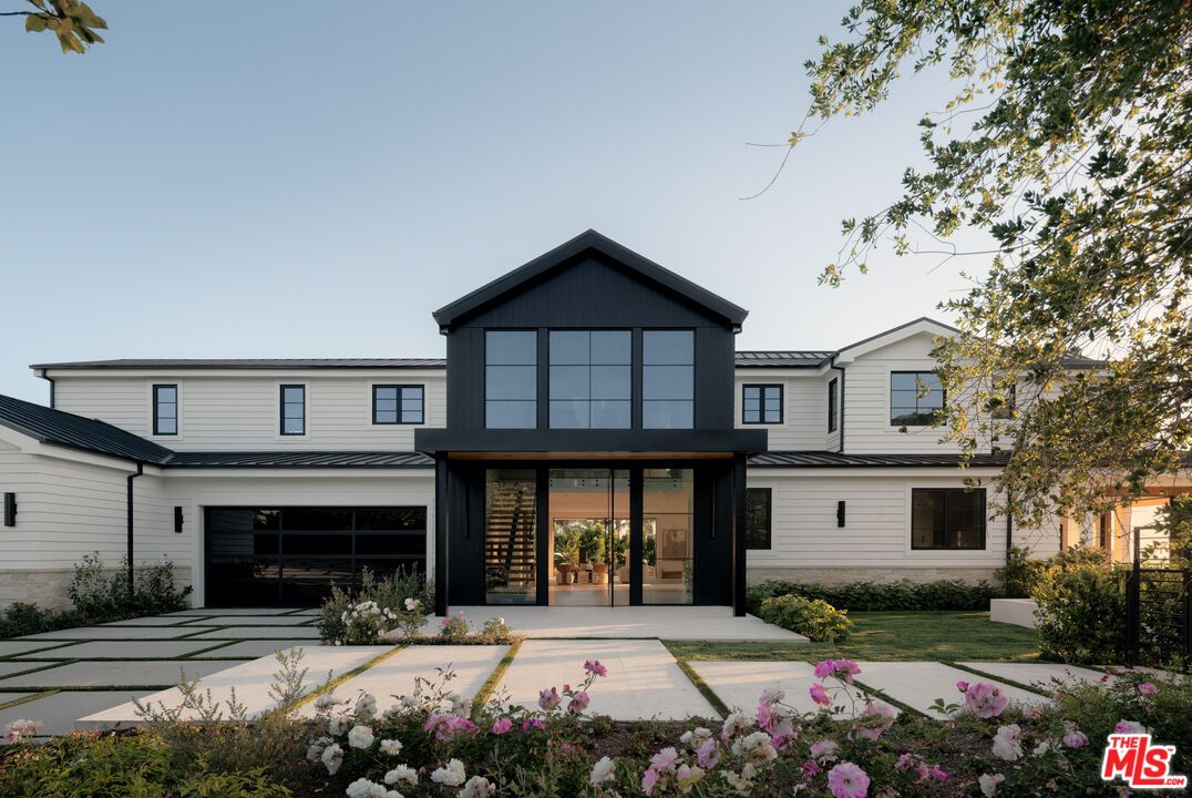Attached, Exterior, Facade, Farmhouse