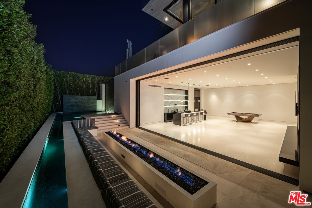Exterior, Outdoor Kitchen, Pool