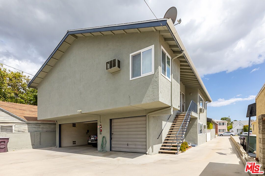 Attached, Exterior, Facade, None