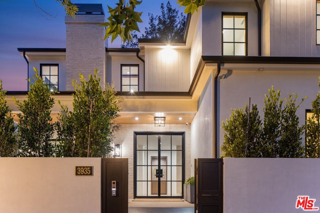Exterior, Facade, Modern