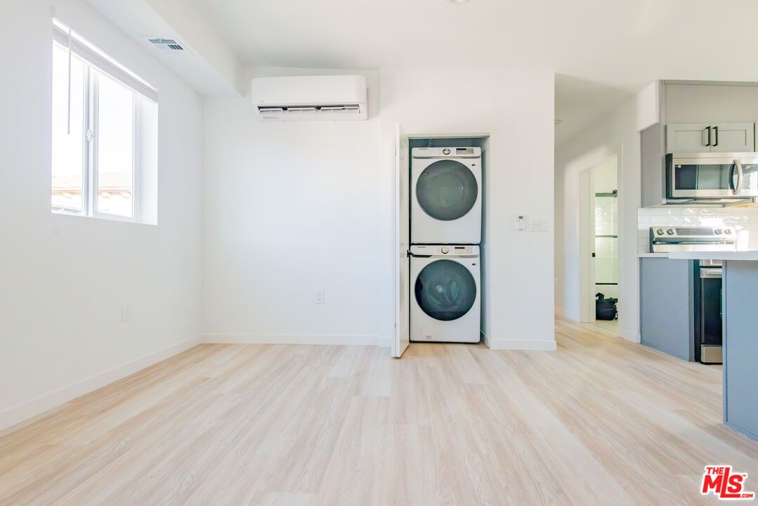 Interior, Kitchen, Utility Closets, Washer, Wood Texture Flooring