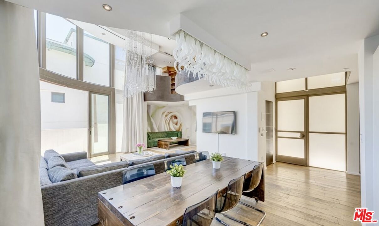 Chandelier, Dining room, Interior, Living room, Recessed Lighting, Wood Texture Flooring