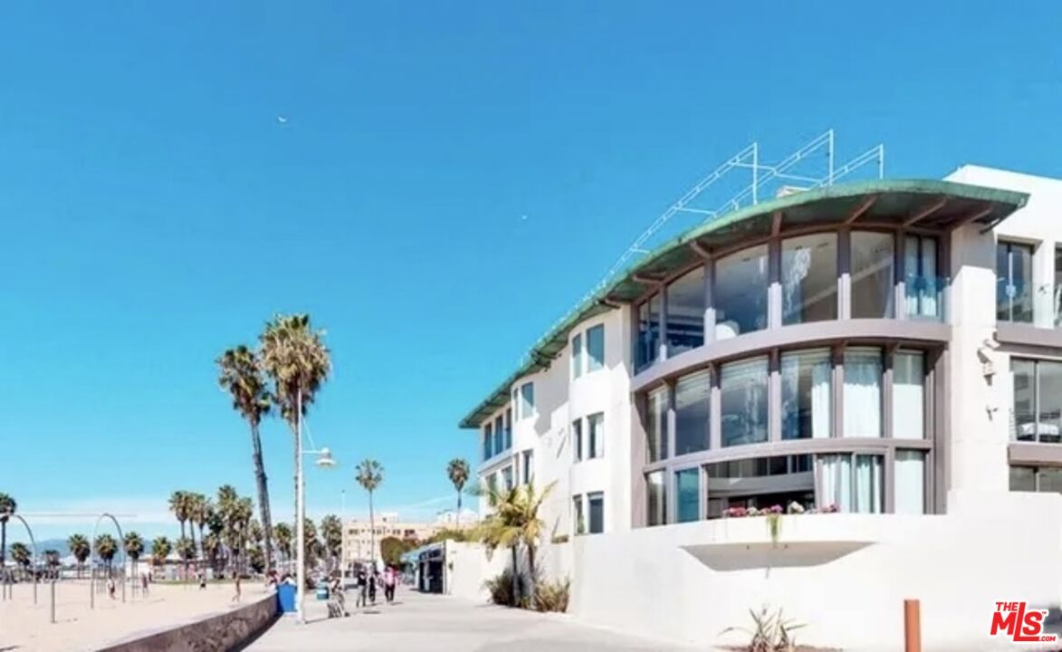 Exterior, Facade, Modern