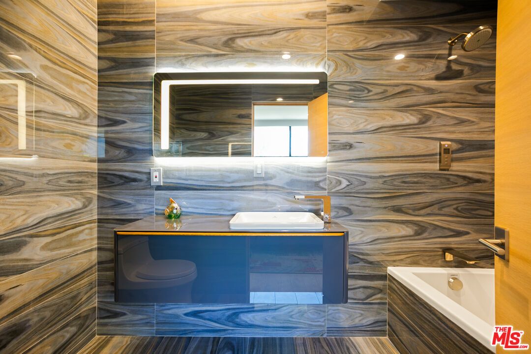 Bathroom, Interior, Recessed Lighting