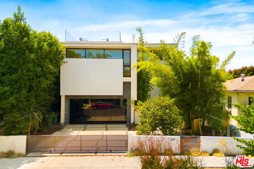 Exterior, Facade, Modern