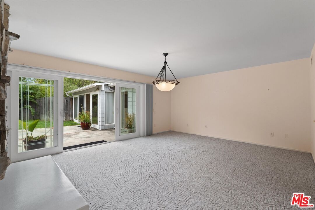 Empty room, Interior, Pendant Lights