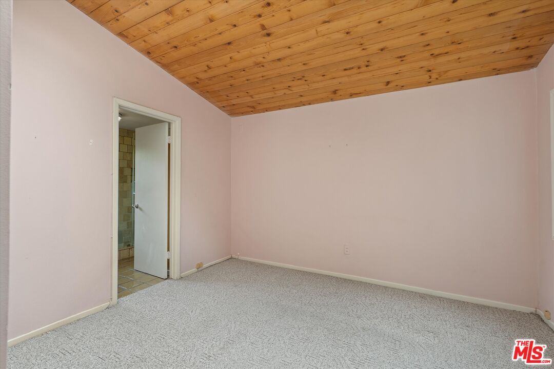 Empty room, Interior, Wooden Ceilings