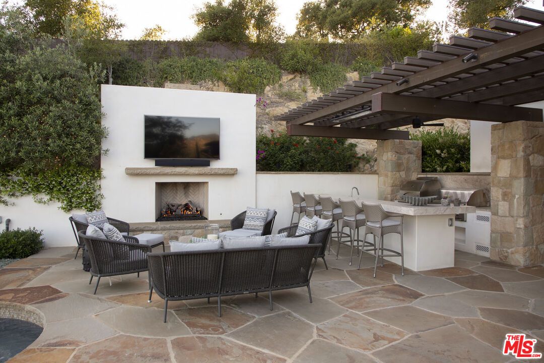 Exterior, Fireplace, Outdoor Kitchen