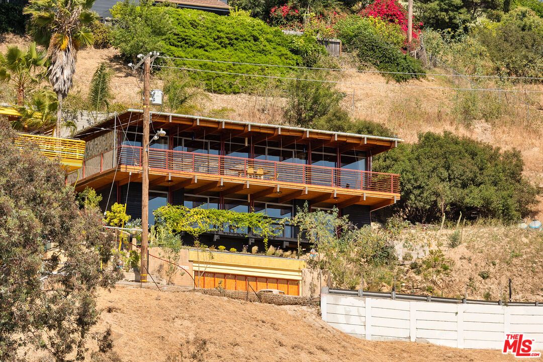 Exterior, Facade, Modern