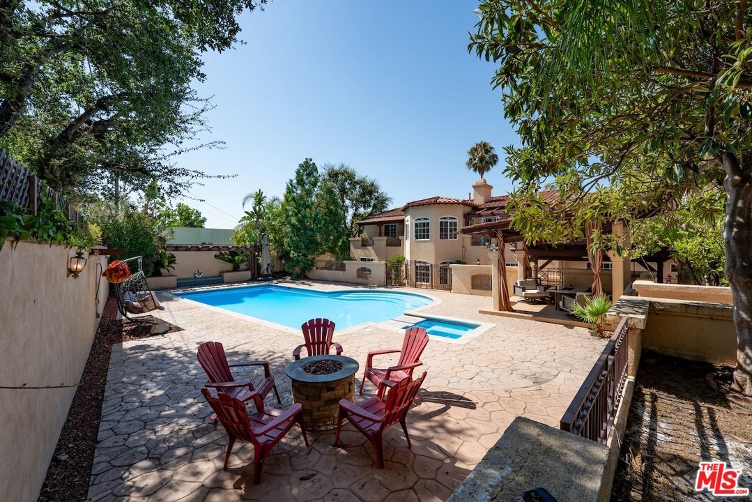 Exterior, Pool