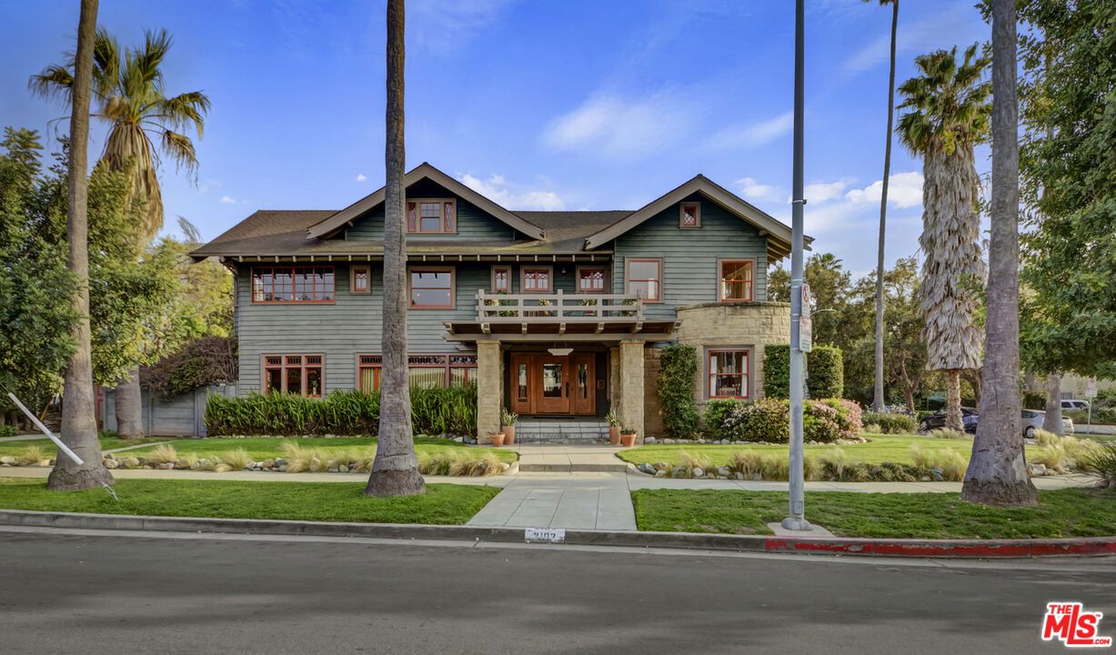 Exterior, Facade, Queen Anne Victorian