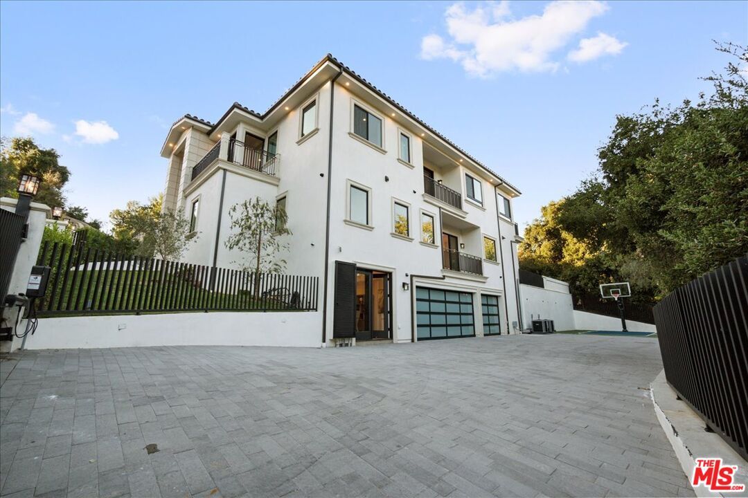 Attached, Exterior, Facade, Modern