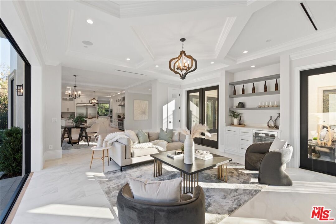 Chandelier, Dining room, Interior, Living room, Marble, Pendant Lights, Recessed Lighting