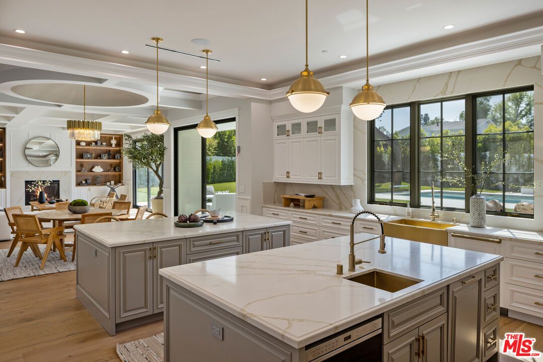 Dining room, Interior, Kitchen, Pendant Lights, Recessed Lighting, Wood Texture Flooring