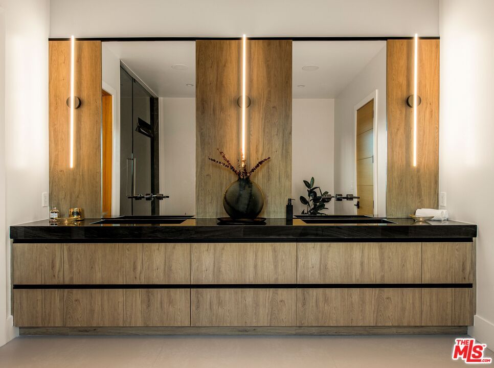 Bathroom, Dual Sink Vanities, Interior
