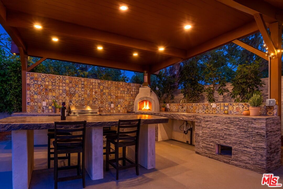 Exterior, Fireplace, Outdoor Kitchen