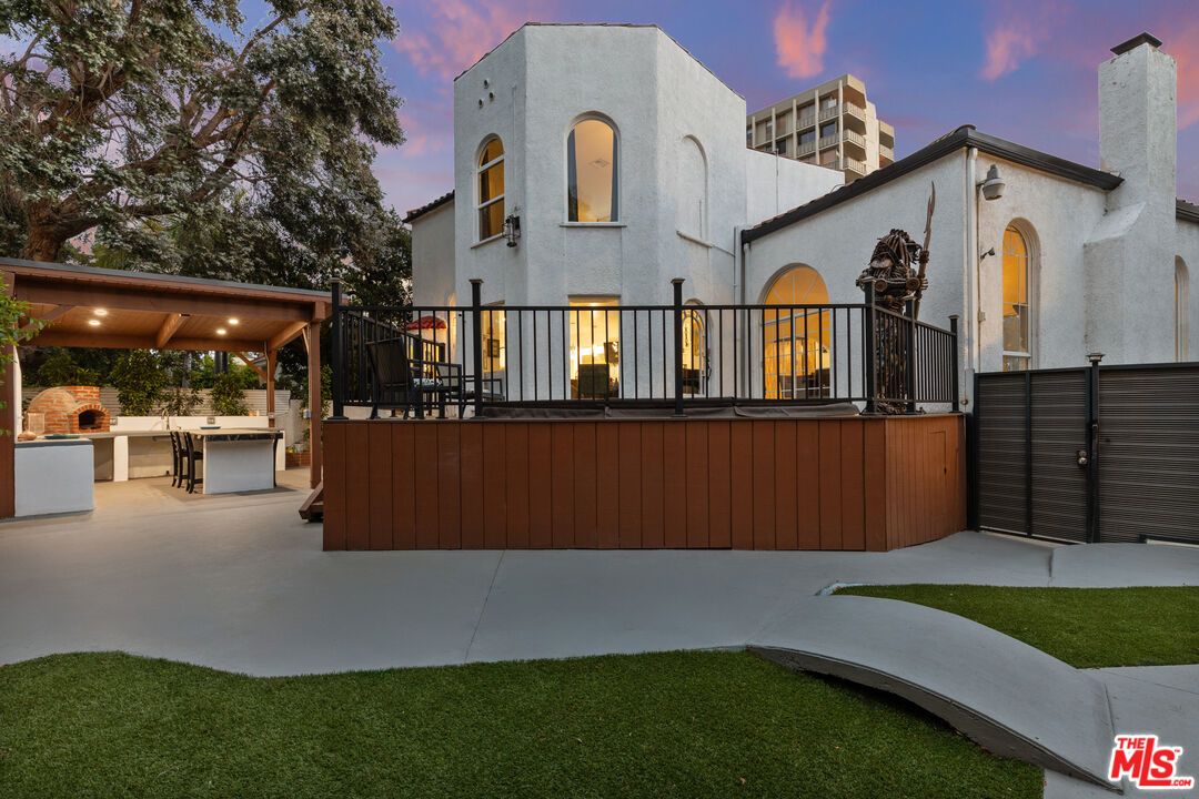 Backyard, Exterior, Outdoor Kitchen