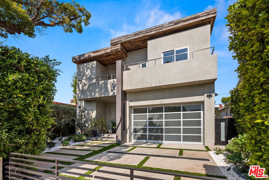 Attached, Exterior, Facade, Modern