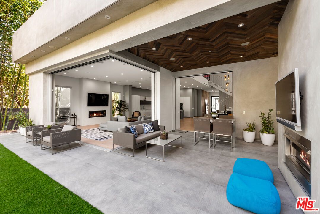 Exterior, Fireplace, Living room