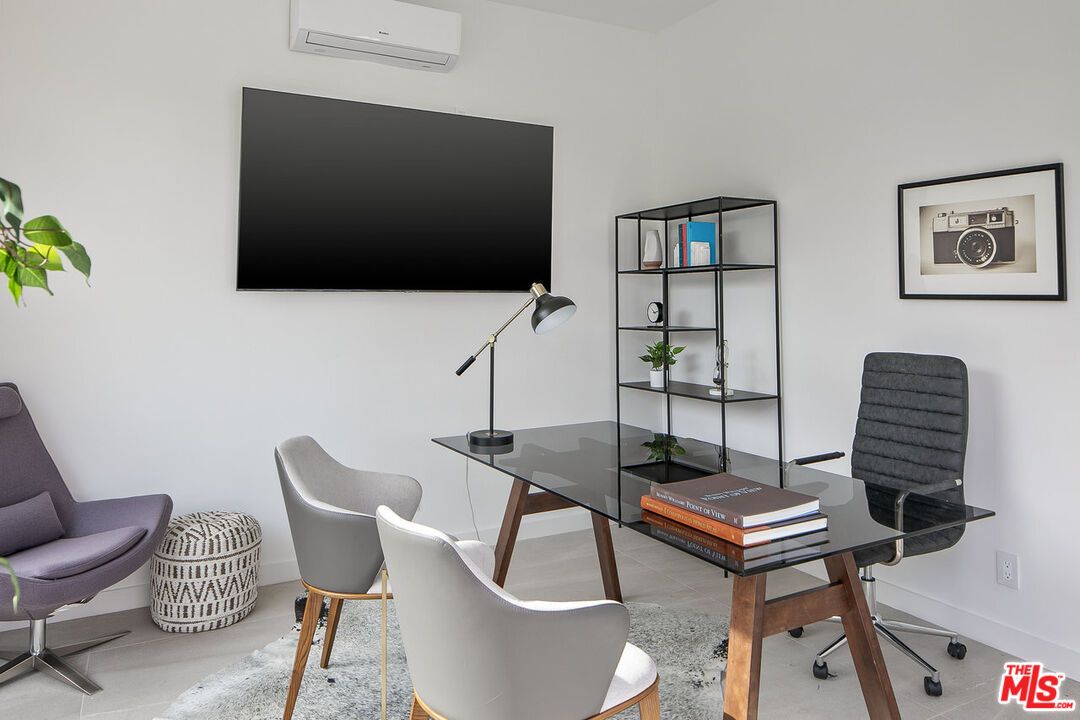 Home Office, Interior