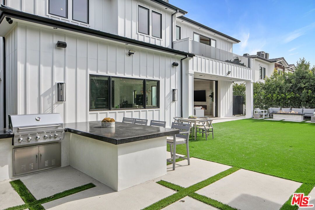 Backyard, Exterior, Outdoor Kitchen