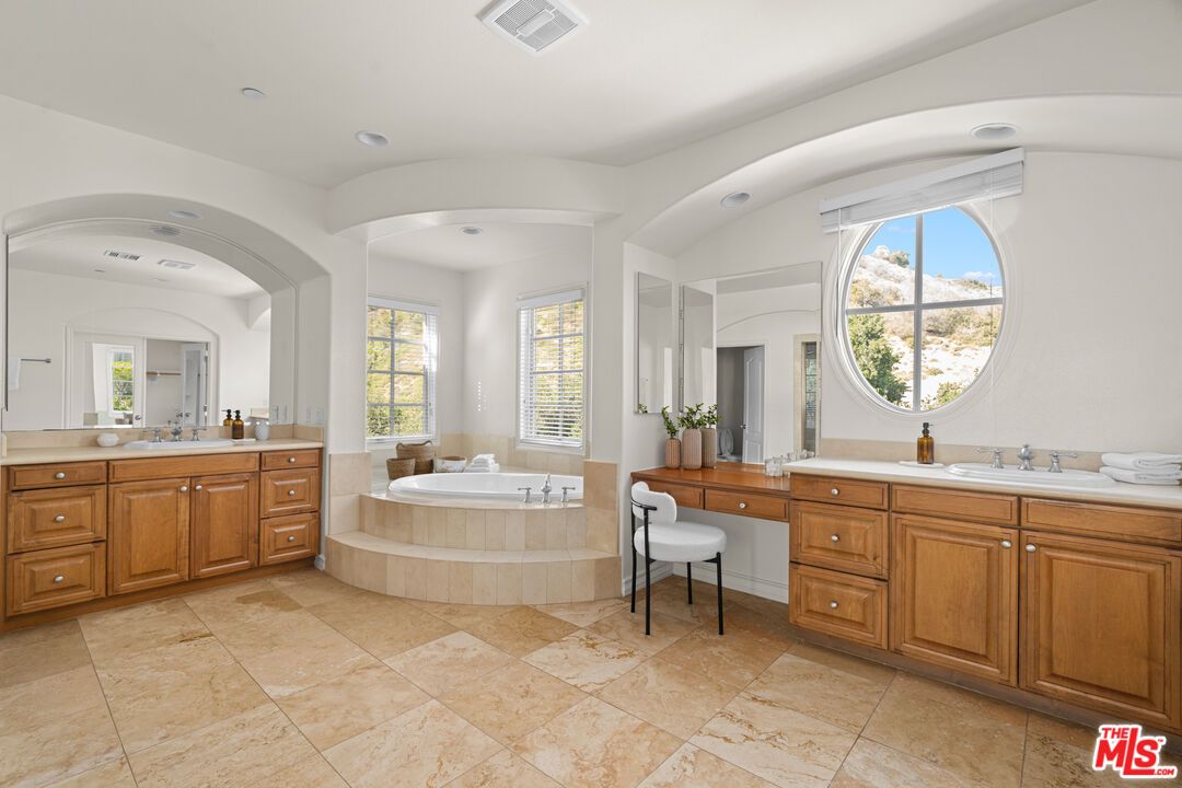 Bathroom, Dual Sink Vanities, Interior, Recessed Lighting