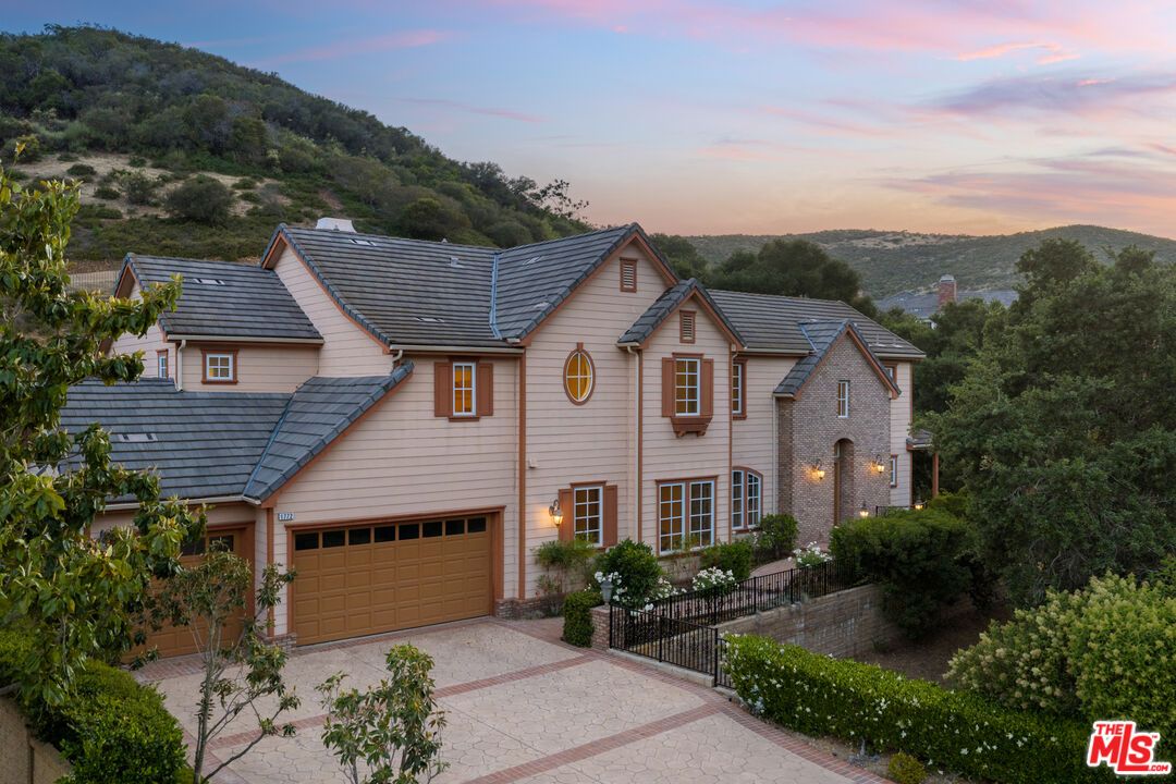 Attached, Exterior, Facade, Farmhouse