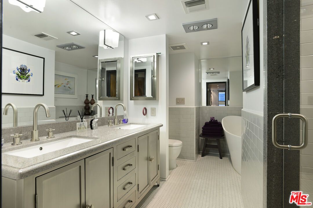 Bathroom, Dual Sink Vanities, Interior, Recessed Lighting