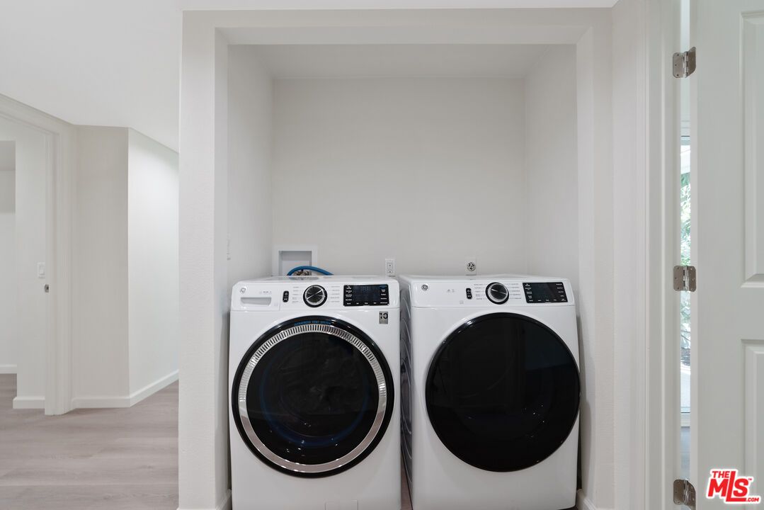 Interior, Washer, Wood Texture Flooring