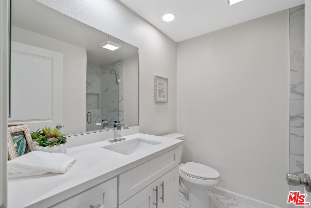 Bathroom, Interior, Marble, Marble Walls, Recessed Lighting