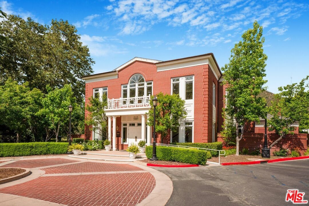 Exterior, Facade, Brick Facade, Georgian