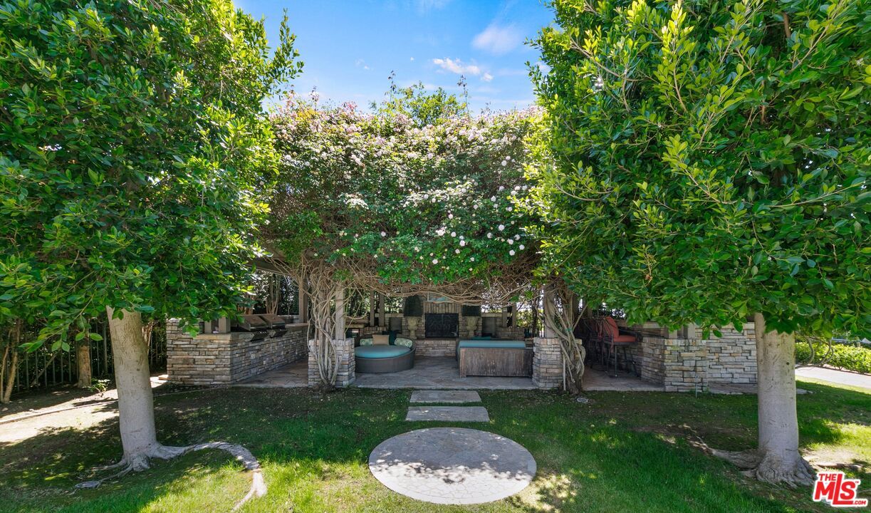 Backyard, Exterior, Outdoor Kitchen