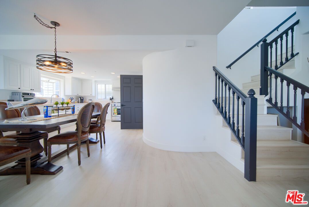 Chandelier, Dining room, Interior, Kitchen, Pendant Lights, Recessed Lighting, Wood Texture Flooring