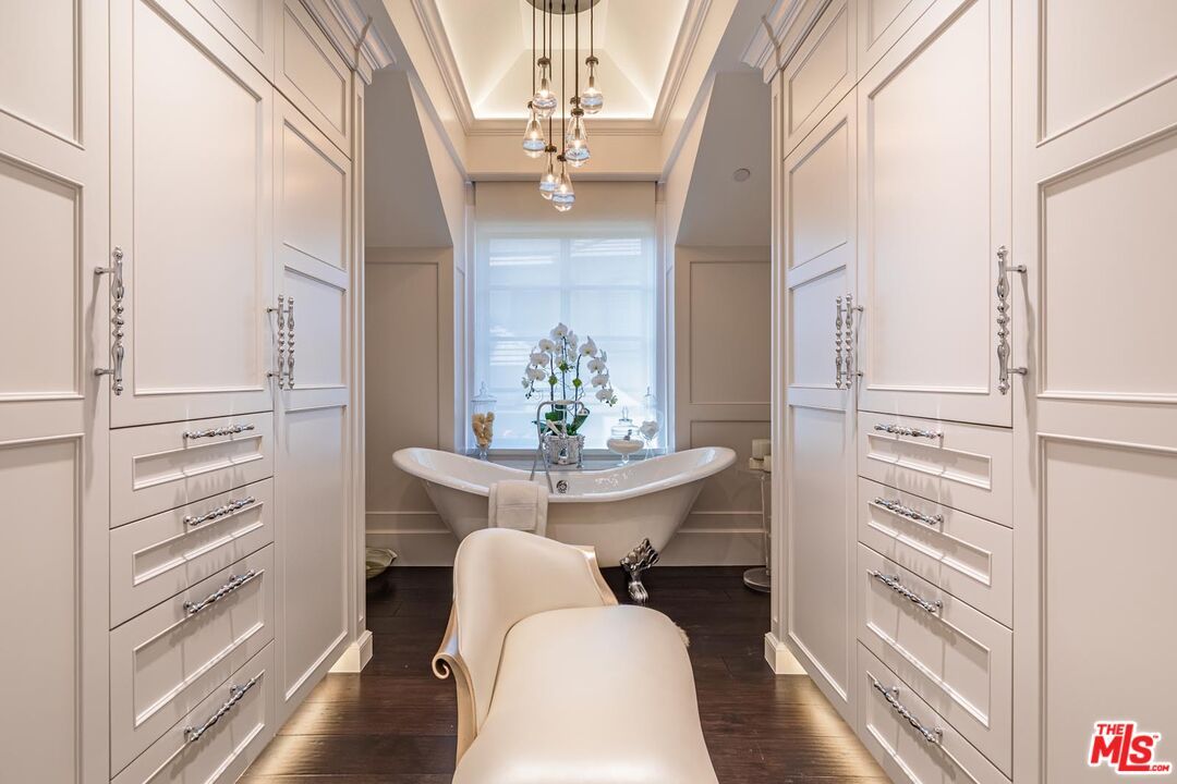 Bathroom, Free Standing Baths, Interior, Pendant Lights, Walk-in Closets, Wood Texture Flooring