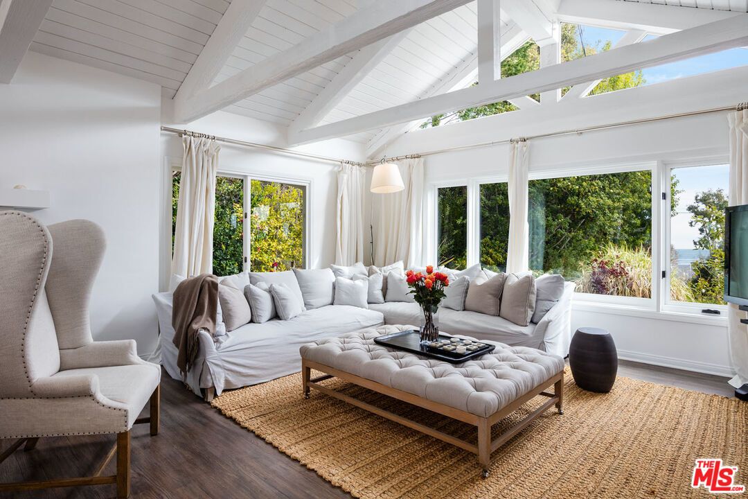 Interior, Living room, Pendant Lights, Wood Texture Flooring