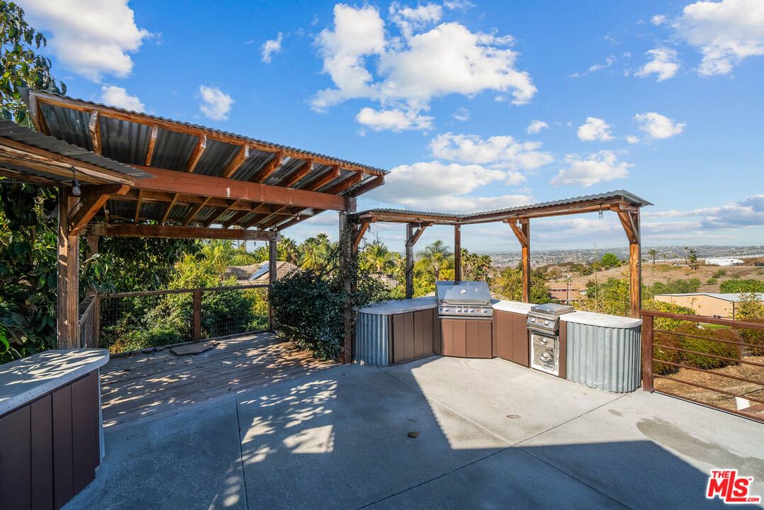 Exterior, Hot Tub, Outdoor Kitchen