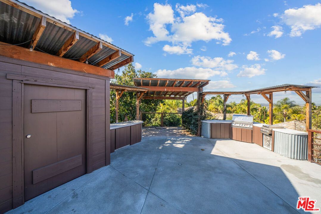 Exterior, Hot Tub, Outdoor Kitchen