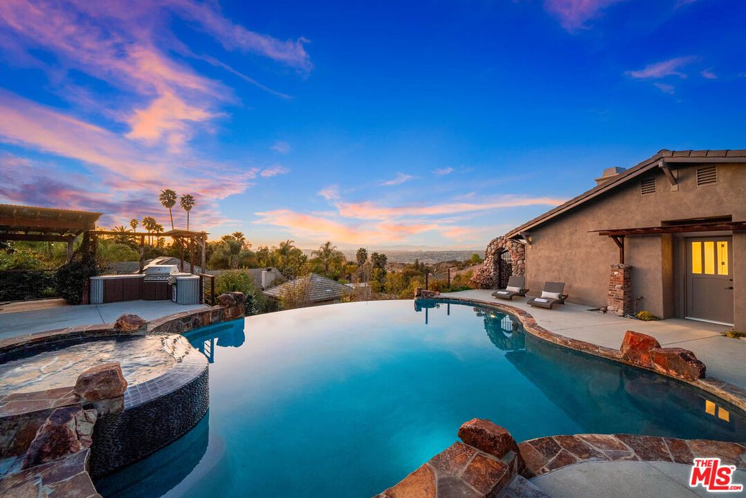 Exterior, Outdoor Kitchen, Pool