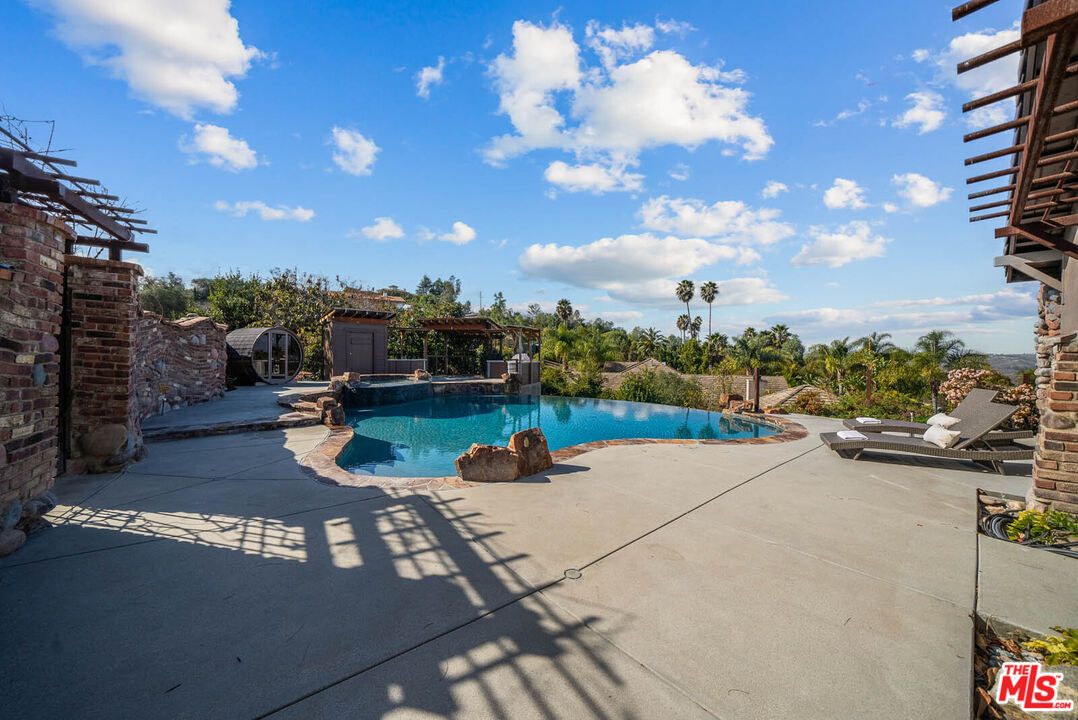 Exterior, Pool